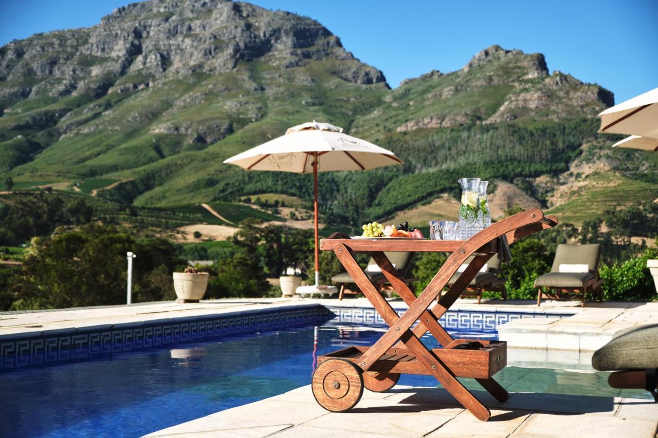 Alluvia Boutique Winery & Luxury Accommodation Stellenbosch Eksteriør billede A poolside bar cart