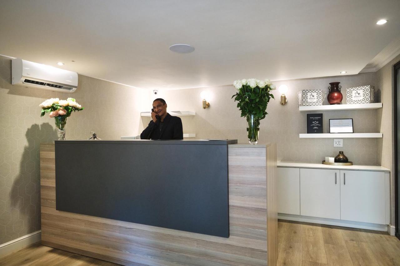 Alluvia Boutique Winery & Luxury Accommodation Stellenbosch Eksteriør billede Reception desk at a hotel