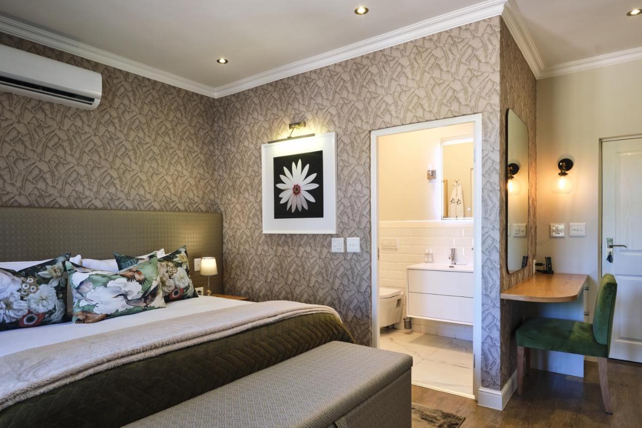 Alluvia Boutique Winery & Luxury Accommodation Stellenbosch Eksteriør billede A bedroom at the Cape Heritage