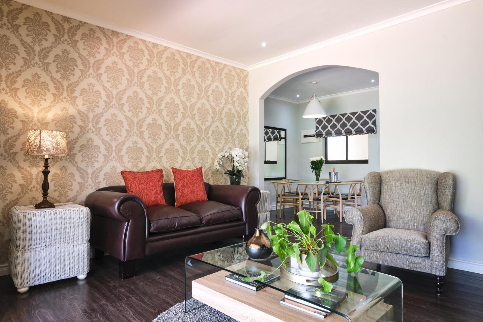 Alluvia Boutique Winery & Luxury Accommodation Stellenbosch Værelse billede A living room with a couch and two armchairs