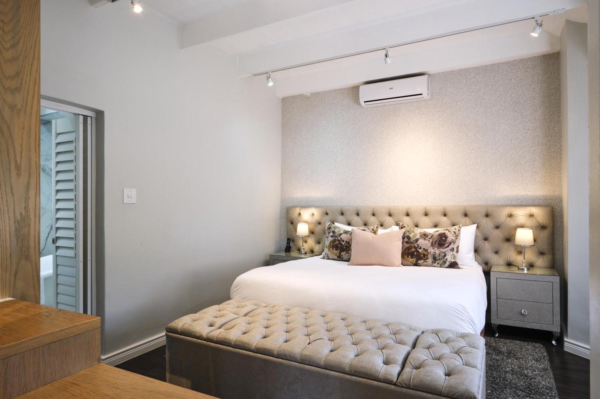 Alluvia Boutique Winery & Luxury Accommodation Stellenbosch Værelse billede A bedroom at the Cape Heritage