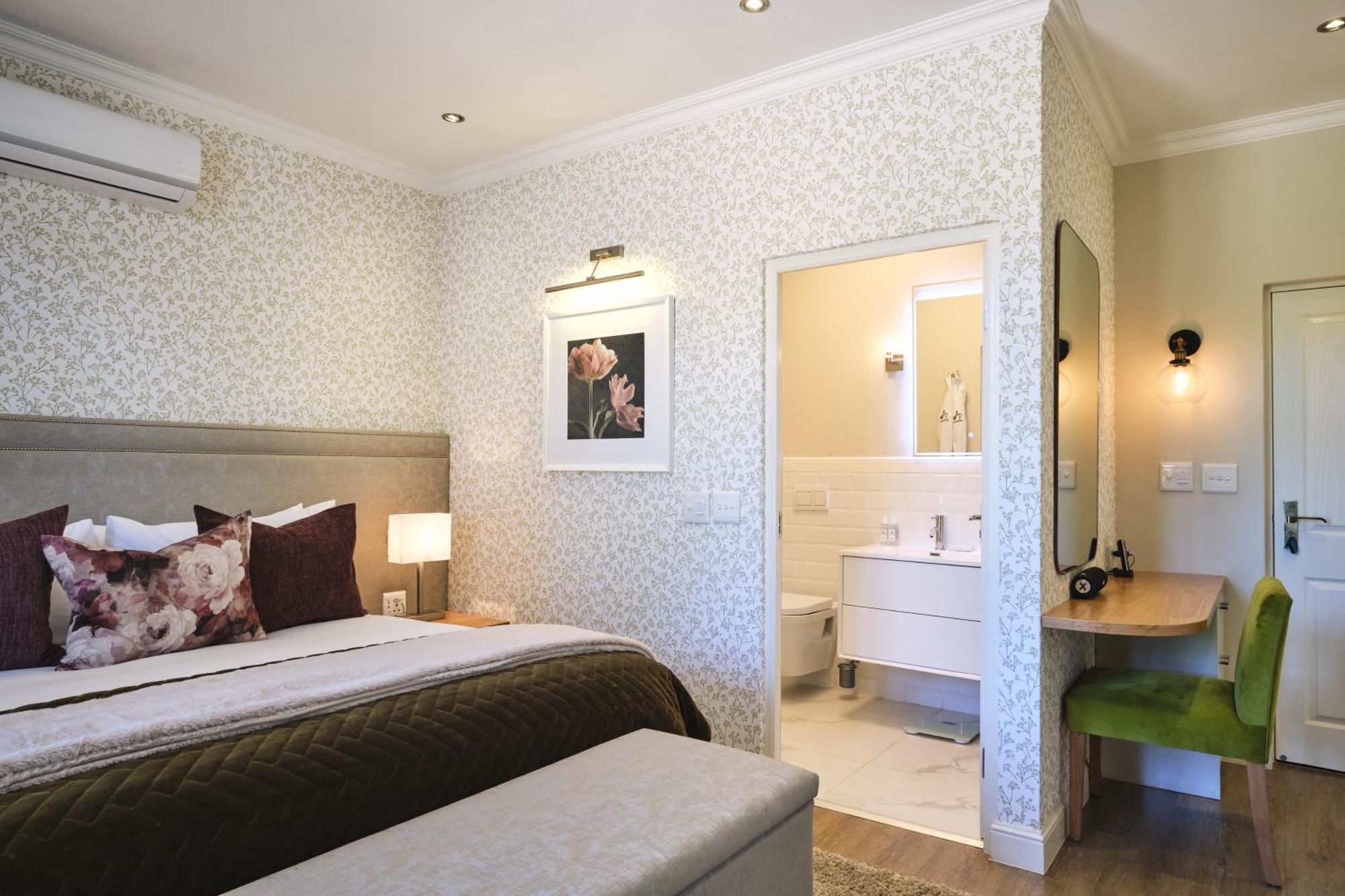Alluvia Boutique Winery & Luxury Accommodation Stellenbosch Værelse billede A bedroom at the Cape Heritage