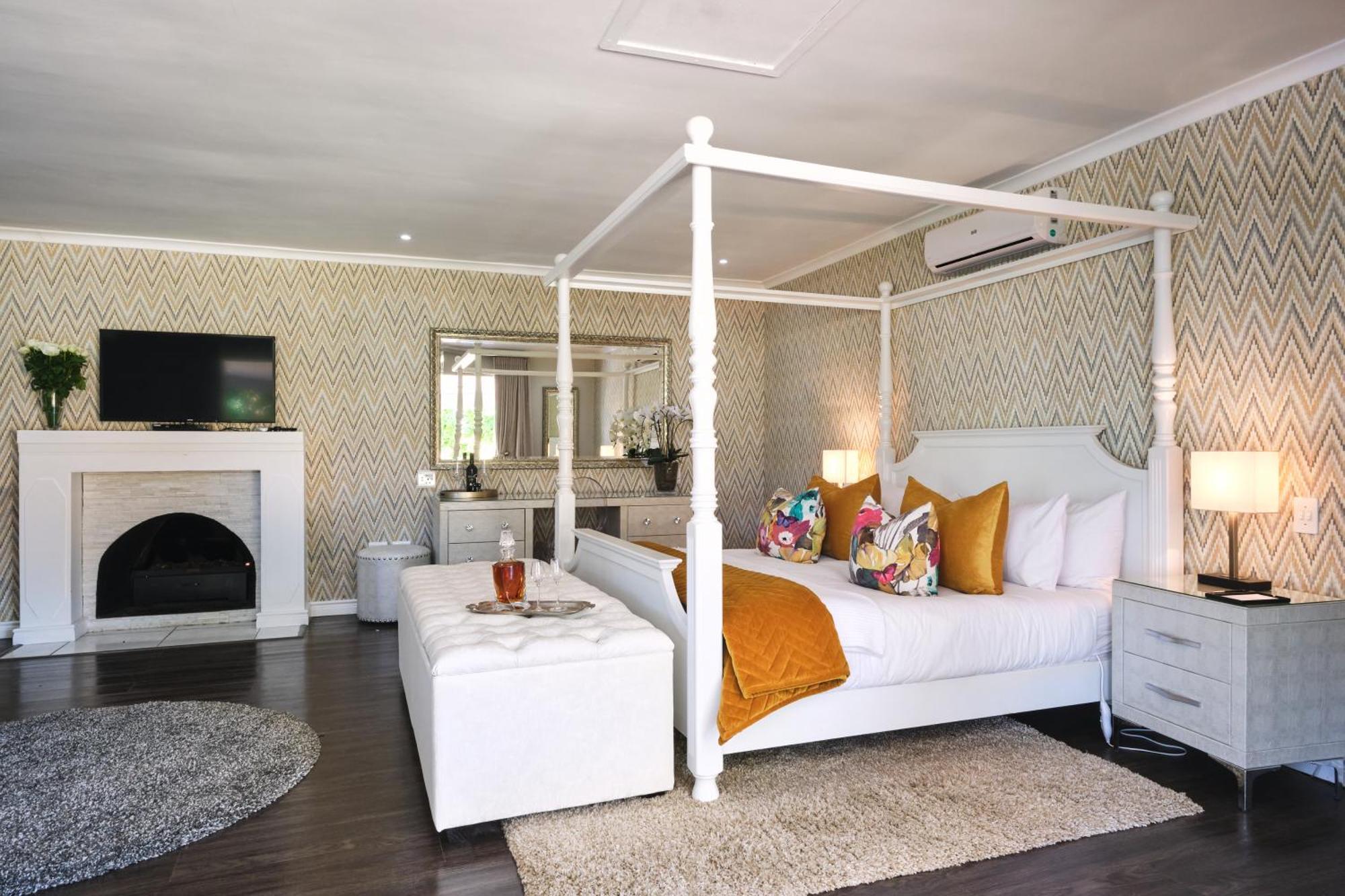 Alluvia Boutique Winery & Luxury Accommodation Stellenbosch Værelse billede A bedroom at the Cape Heritage