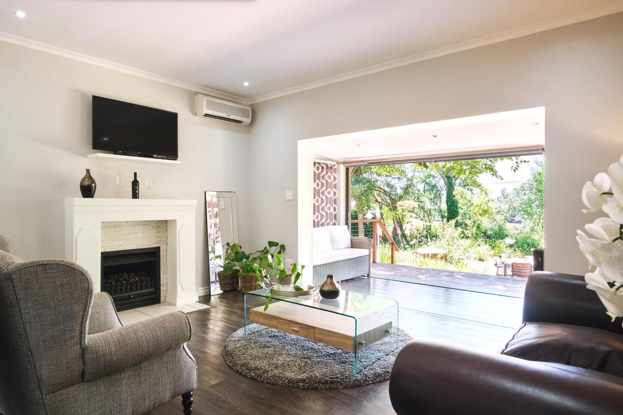 Alluvia Boutique Winery & Luxury Accommodation Stellenbosch Værelse billede A living room with a fireplace
