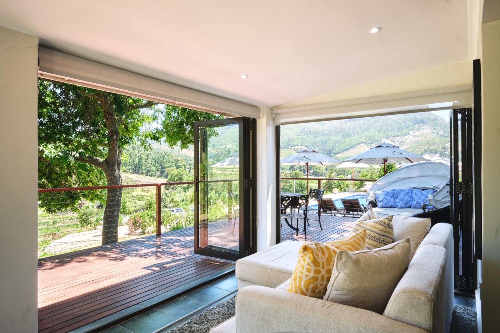Alluvia Boutique Winery & Luxury Accommodation Stellenbosch Værelse billede A living room with a view of the vineyard