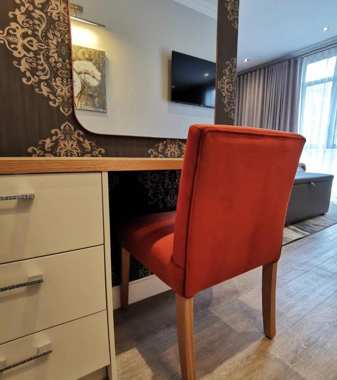 Alluvia Boutique Winery & Luxury Accommodation Stellenbosch Værelse billede A chair
