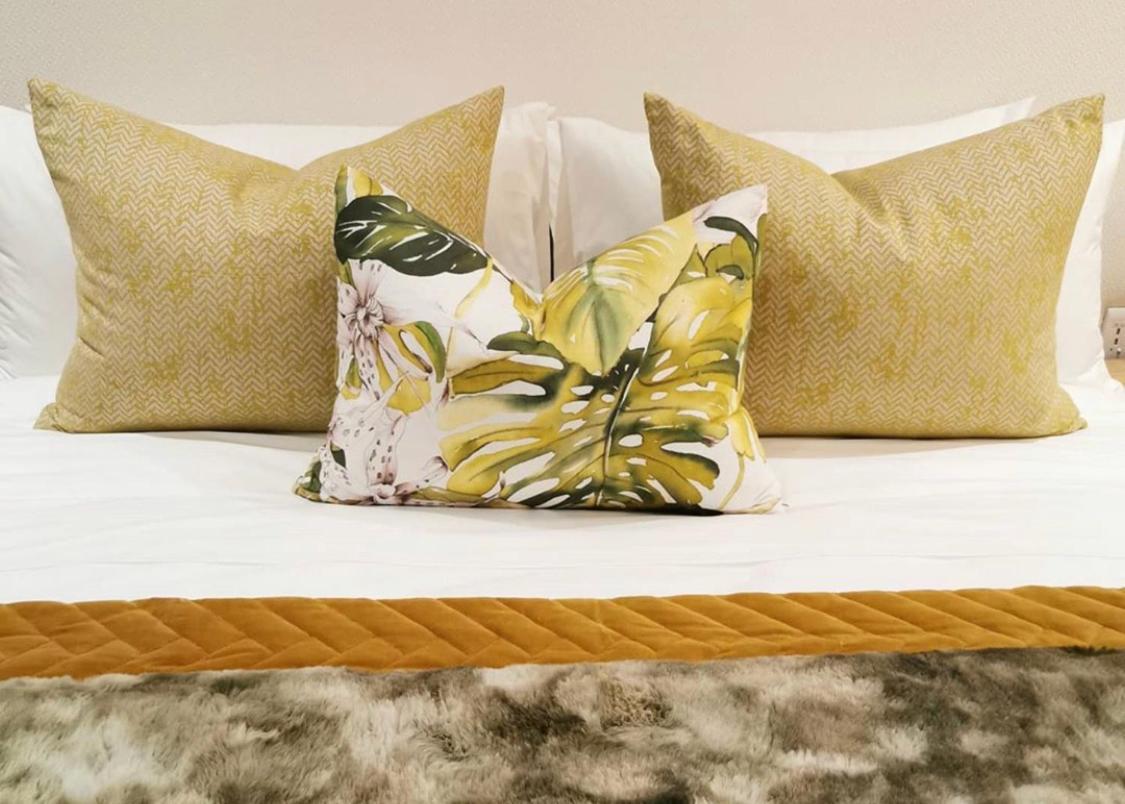Alluvia Boutique Winery & Luxury Accommodation Stellenbosch Værelse billede A bed with decorative pillows