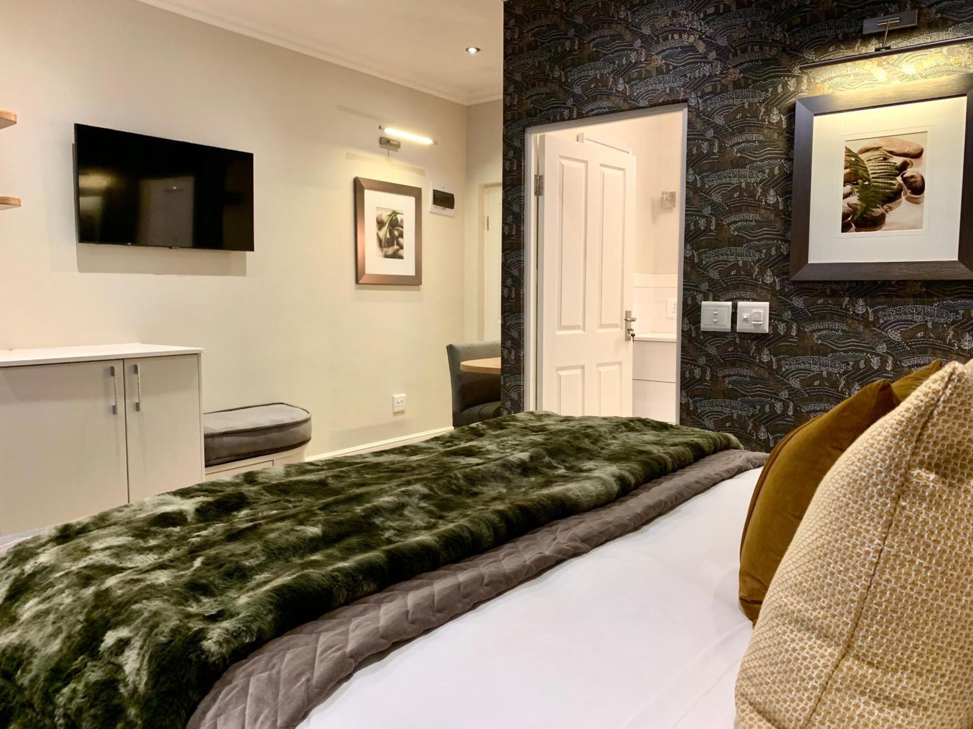 Alluvia Boutique Winery & Luxury Accommodation Stellenbosch Værelse billede A bedroom at the hotel