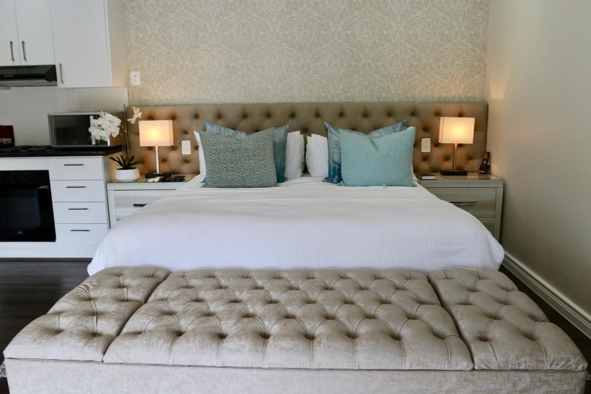 Alluvia Boutique Winery & Luxury Accommodation Stellenbosch Værelse billede A bedroom at the hotel